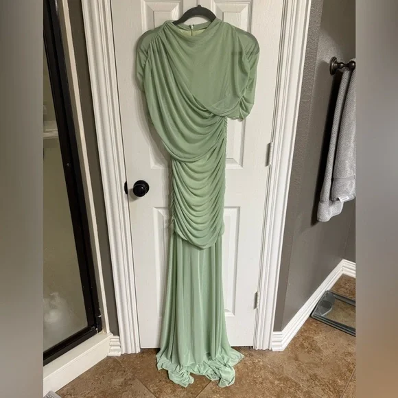 Amanda Uprichard Evianna Gown in Pistachio. - Picture 4 of 7